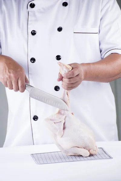 Šéfkuchař připraveny sekací syrové kuře — Stock fotografie
