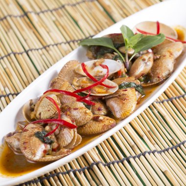 Kızarmış istiridye kavrulmuş chili yapıştır ile karıştırın 