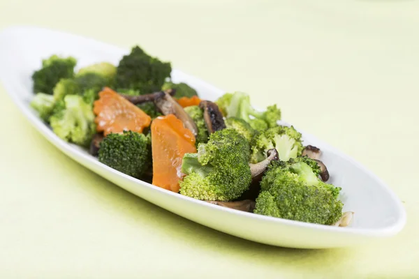 Remover frito Tres verduras (brócoli, champiñones, zanahoria ) — Foto de Stock
