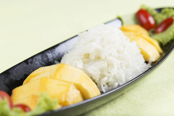 Zralé mango a lepkavá rýže — Stock fotografie