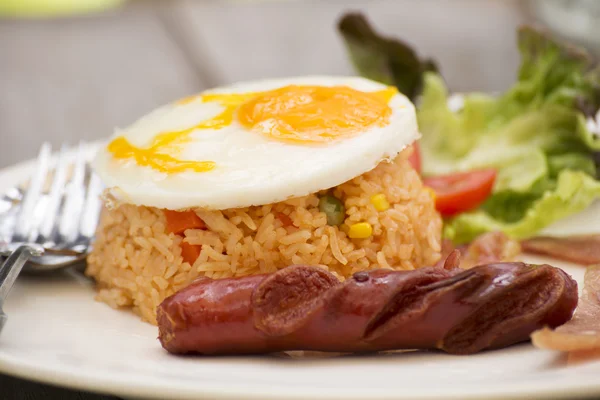 Fried Rice yumurta salam ve sosis ile — Stok fotoğraf