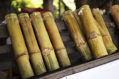Bambu dururken, kavrulmuş pirinç