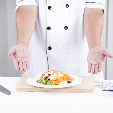 Şef hazırlanan salata bitmiş