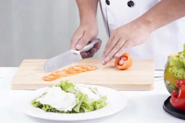 Chef's hands cutting Tomato — Stock Photo, Image