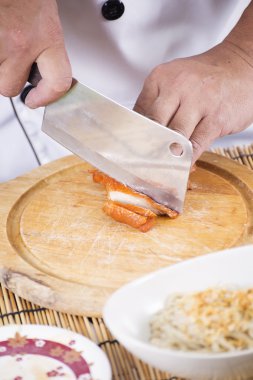 Şef Noodle yemek pişirmek için Kızartma tavuk doğrama