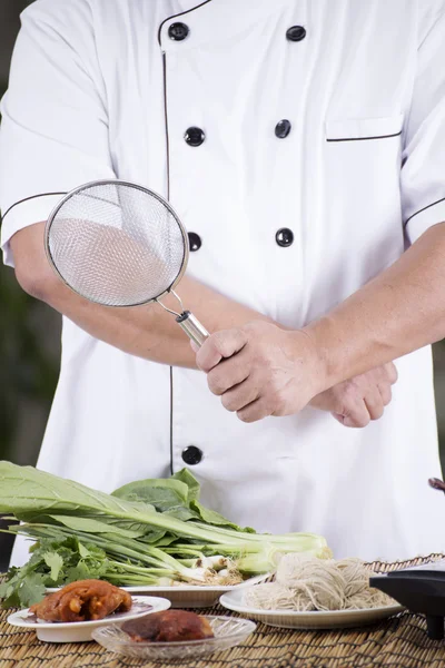 Chef-kok bereid koken met noodle ingrediënt — Stockfoto