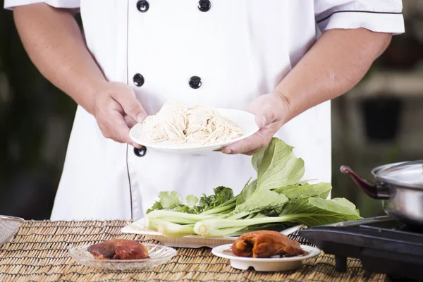 Chef presente tagliatella con ingrediente zuppa di tagliatelle — Foto Stock