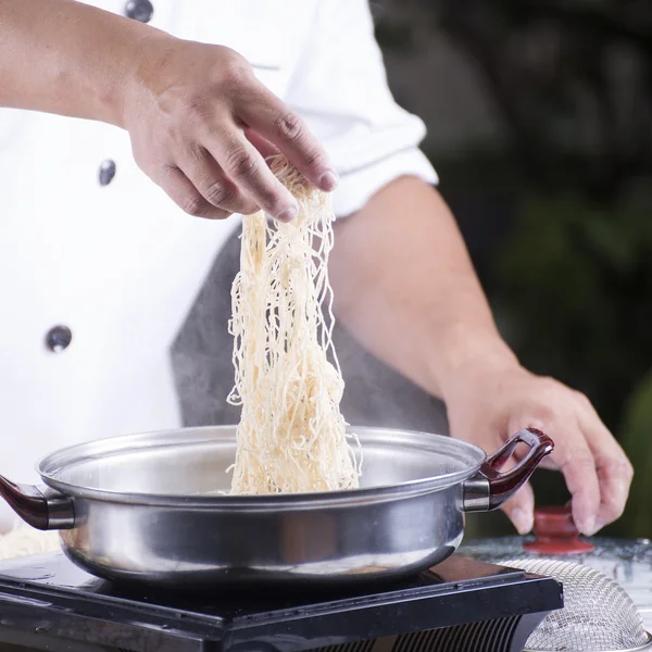 Chef colocando o macarrão para o pote — Fotografia de Stock
