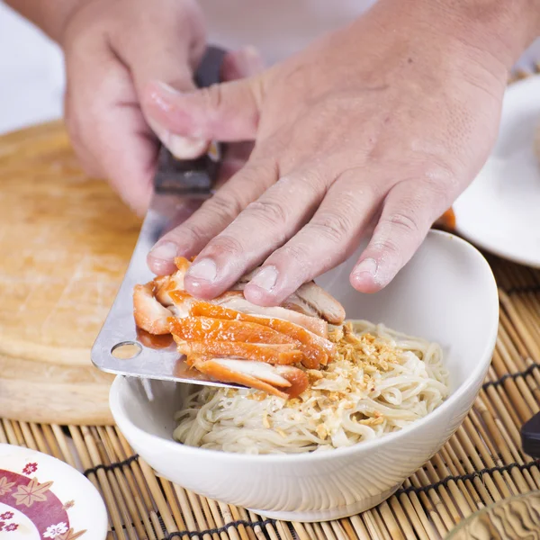 Chef ha preparato pollo arrosto per cucinare Tagliatelle — Foto Stock