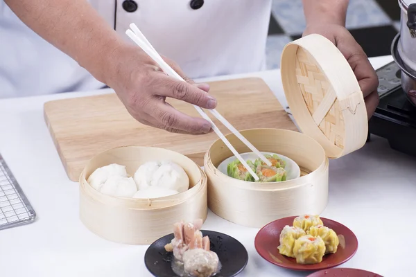 Chef utilizzando bacchette tenere gnocco cinese — Foto Stock