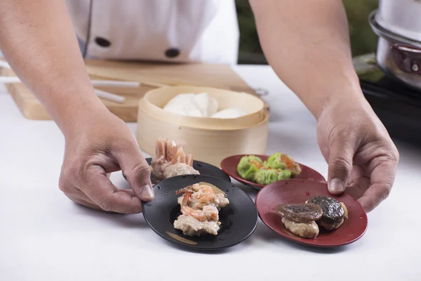 Chef ha presentato cinese Dim Sum — Foto Stock