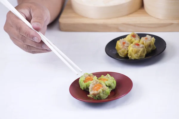 Chef utilizzando bacchette tenere gnocco cinese — Foto Stock