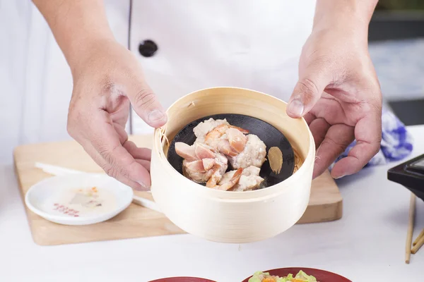 Šéfkuchař představil parní mleté vepřové a párek čínských Dim Sum — Stock fotografie