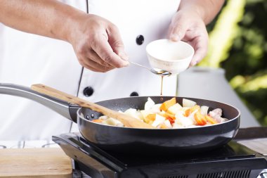 Baharat sosu kaydırmak için koyarak Şef