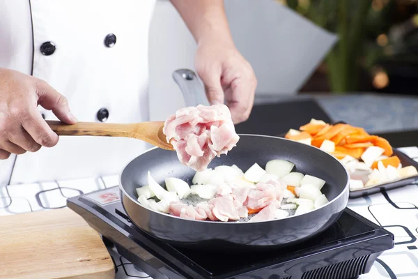 Шеф-кухар кладе шматочок свинини на сковороду для приготування японської свинини c — стокове фото