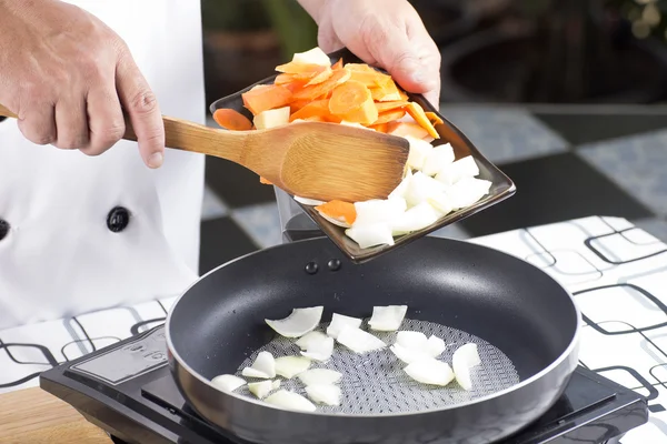 Šéfkuchař uvedení Zeleninová pánev na vaření Japonky s ní roztom vepřové kari — Stock fotografie