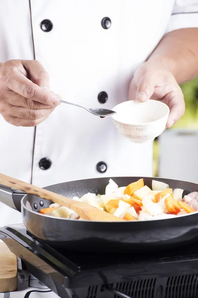 Chef colocando molho de tempero para a panela — Fotografia de Stock