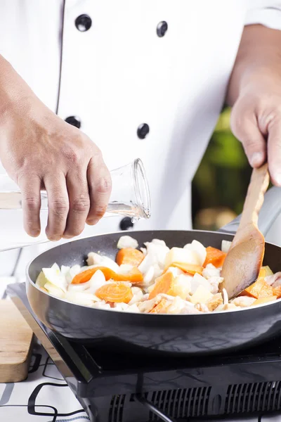 Chef versant de la soupe à la poêle pour la cuisson du curry de porc japonais — Photo