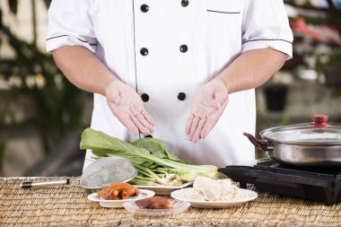 Şef şehriye madde ile yemek hazırlanmış