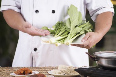 Şef mevcut sebze erişte madde ile