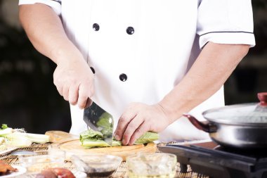 Şef şehriye pişirmeden önce Sebze Doğrama