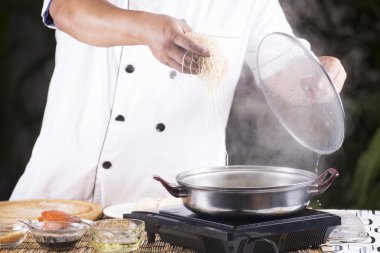 Şehriye tencereye koyarak Şef