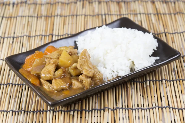 Japanska fläskkött curry med ris, morot, lök och potatis — Stockfoto