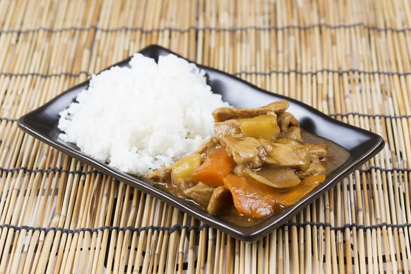 Japanska fläskkött curry med ris, morot, lök och potatis — Stockfoto