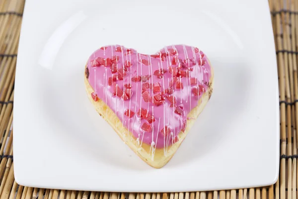 Клубничный пончик в форме сердца — стоковое фото