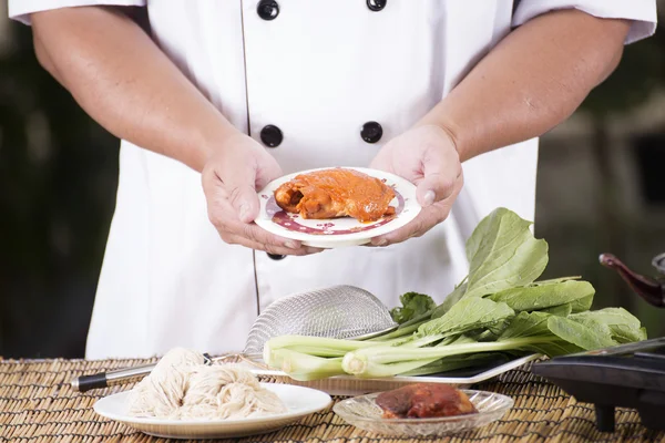 Chef presente fideos con ingrediente de fideos — Foto de Stock