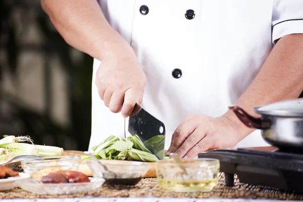Chef chopping vegetable before cooking noodle — Stock Photo, Image