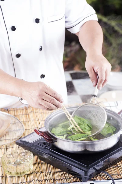 Chef escaldar legumes em panela antes de cozinhar macarrão — Fotografia de Stock