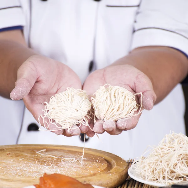 Chef presente tagliatella prima della cottura — Foto Stock