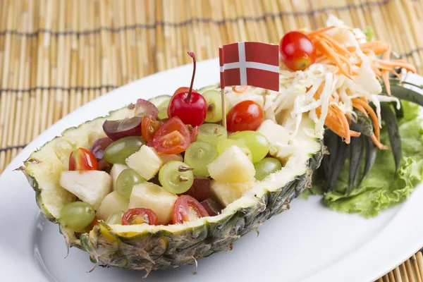 Insalata di frutta in ananas — Foto Stock