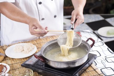 Kevgir pişmiş makarna ile tutarak Şef