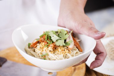 Şef mevcut yumurta Noodle ile Kızartma tavuk