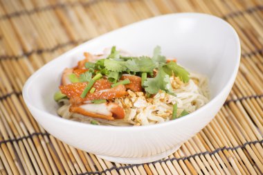 Yumurta Noodle ile Kızartma tavuk