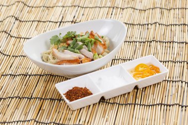 Yumurta Noodle ile Kızartma tavuk