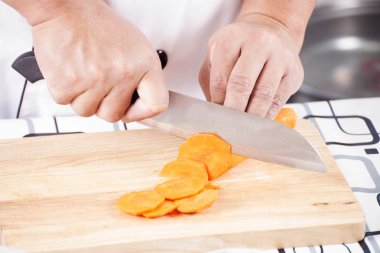 Şef kesme havuç ahşap geniş üzerinde