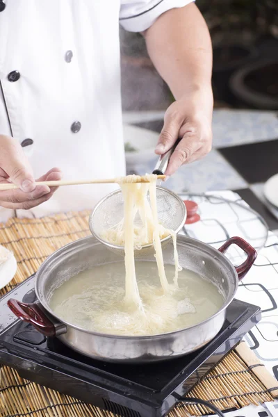 Chef azienda colino con tagliatelle cotte — Foto Stock