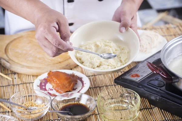 Fideos de cocina de chef con salsa de condimentos — Foto de Stock