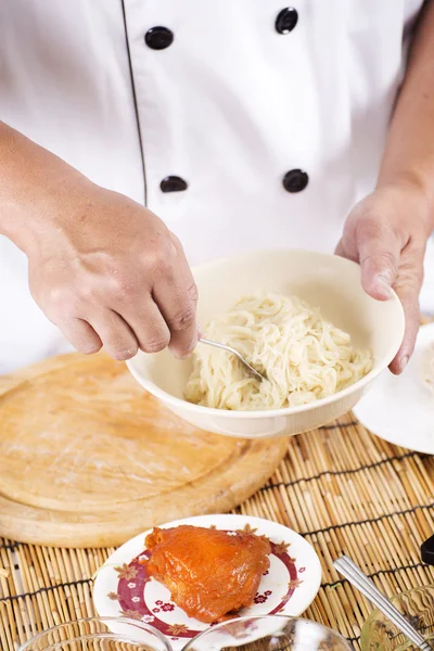 Chef holding the noodle from the bowl with fork — Stock Photo, Image