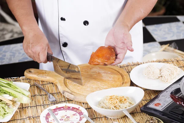 Chef show roast chicken before chopping — ストック写真