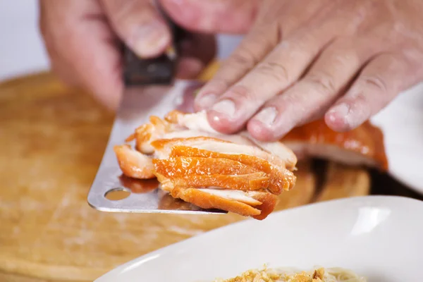 Chef putting roast chicken to bowl of Noodle — 스톡 사진