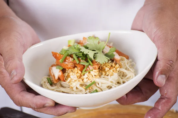 Chef presente uovo Tagliatelle con pollo arrosto — Foto Stock