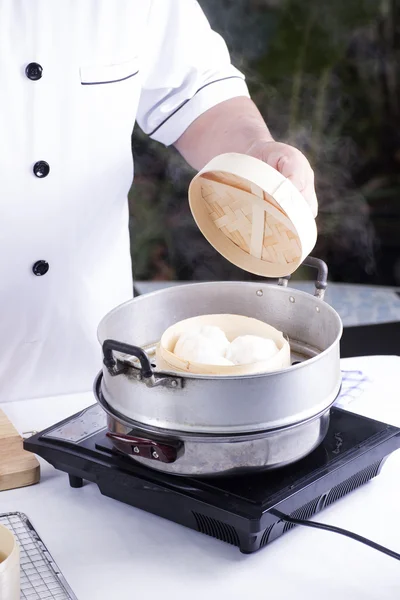 Chef cozinhar bolinho com panela córrego — Fotografia de Stock