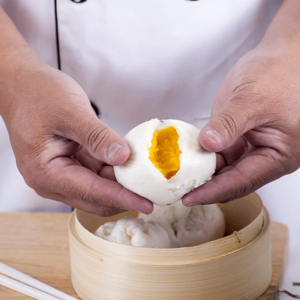 Hand of chefd holding steamed dumpling bun — Stock Photo, Image