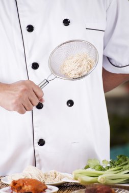 Pişirmeden önce şef hazır erişte.