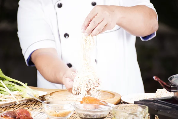 料理の前に麺を提示 — ストック写真