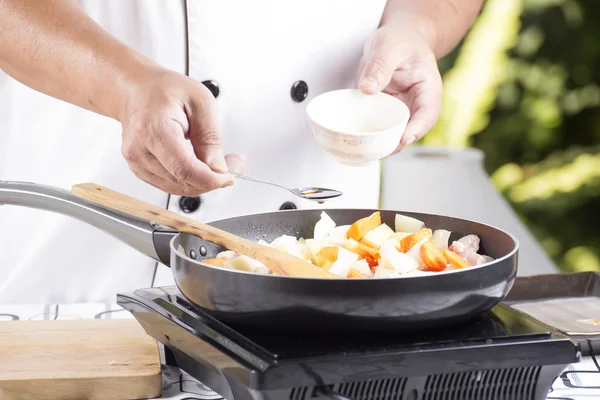 Chef poniendo salsa de condimento a la sartén para cocinar japonés por — Foto de Stock